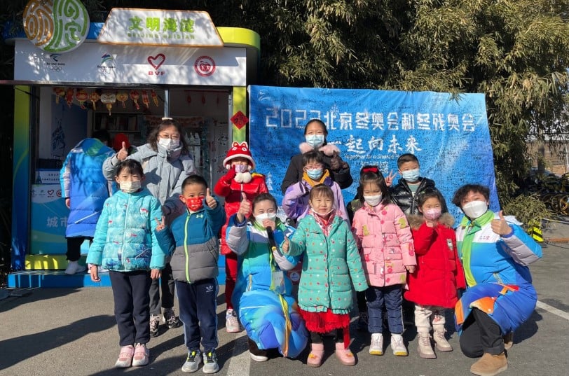 可能是 8 個人、小孩、大家站著和戶外的圖像