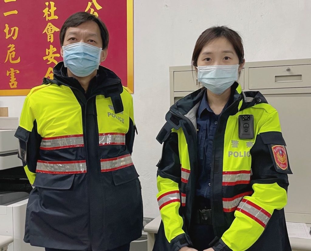 大湖派出所巡佐林振銘(左)、警員胡雅婷(右)