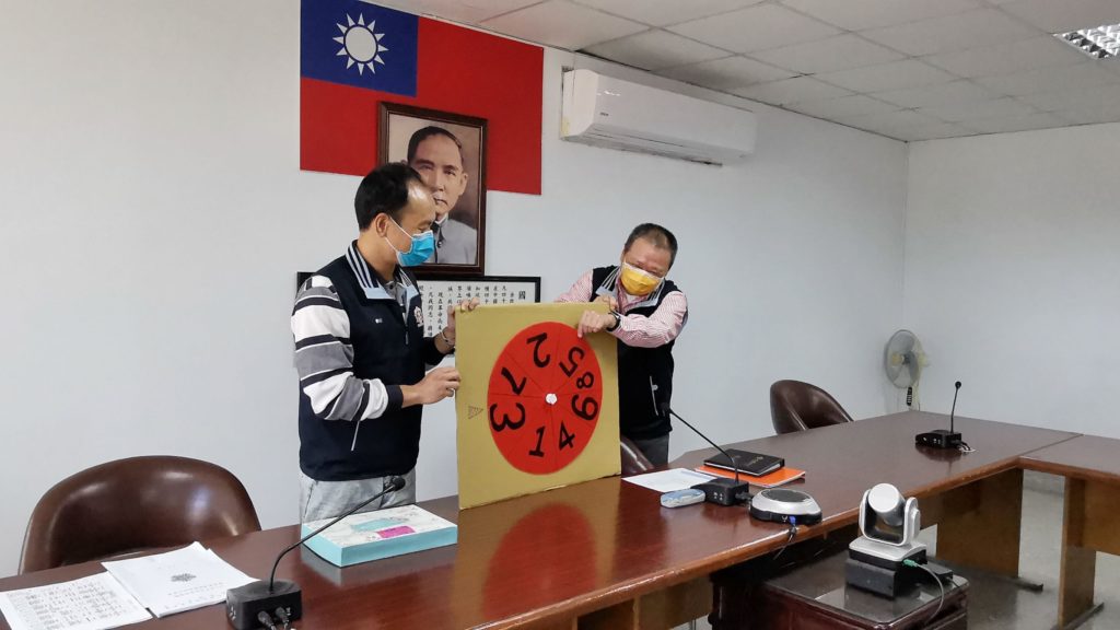 以俄羅斯輪盤抽出財產申報實質審查中籤者