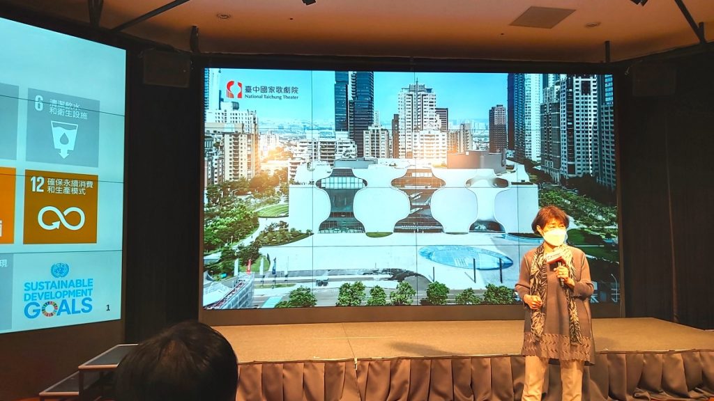 臺中國家歌劇院藝術總監邱瑗,說明歌劇院中程計畫。(圖/陳惠玲攝影)