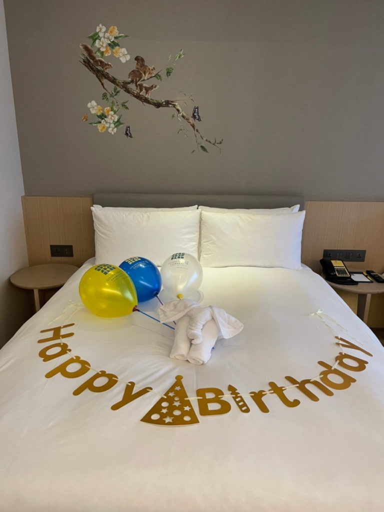 將捷金鬱金香酒店為入住壽星精心準備生日佈置。（圖_將捷金鬱金香酒店提供）