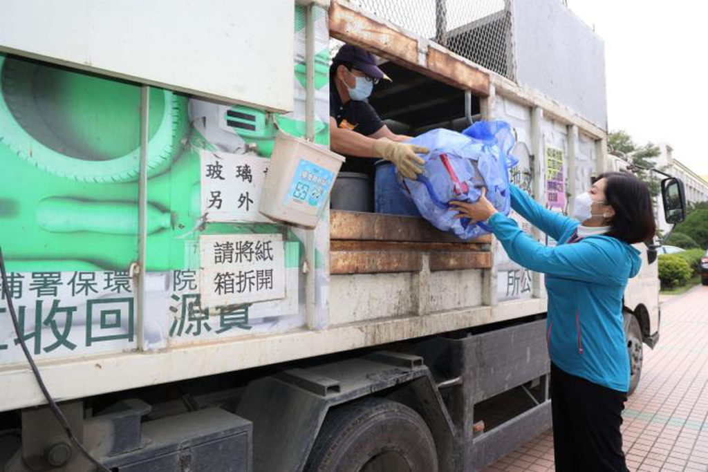 二崙鄉公所清潔隊為落實垃圾減量、提高分類效率並降低民眾在車尾追車的危險