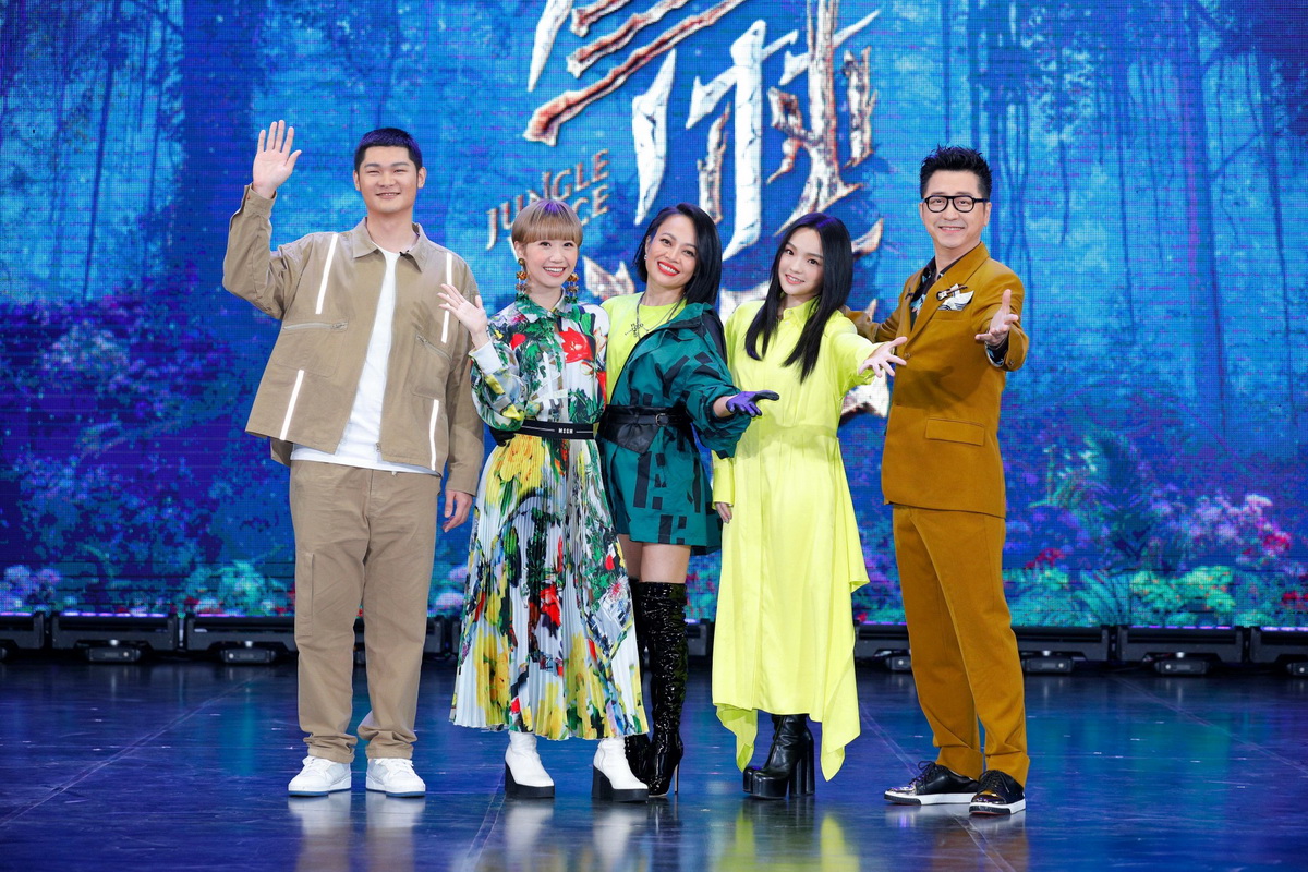 Leo王(左一)、戴愛玲(左三)擔任飛行導師(圖／聲林之王3／預錄現場照，非管制期間內拍攝)