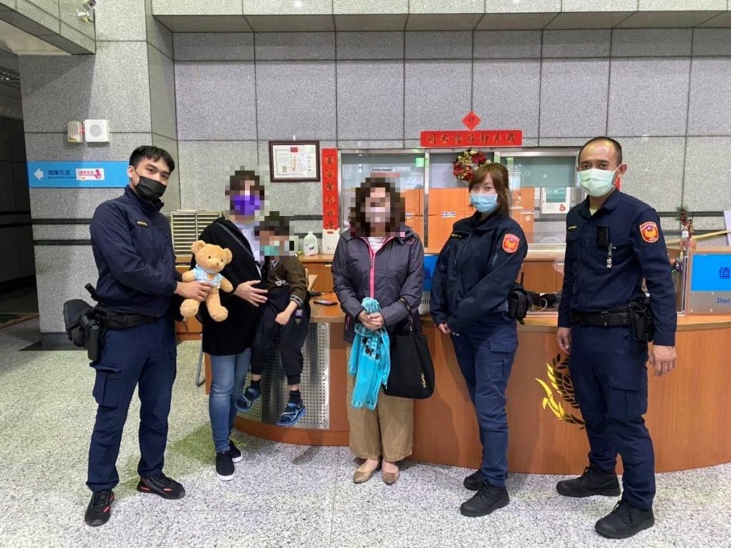 寧夏路派出所警員藍裕翔(左1)、劉秉忠(右1)及王琪淩(右2)與男童及家屬合影