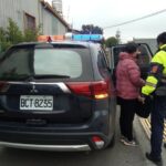 ▲員警耐心勸說安撫婦人後，將婦人帶返派出所 (圖/台中霧峰分局 提供)