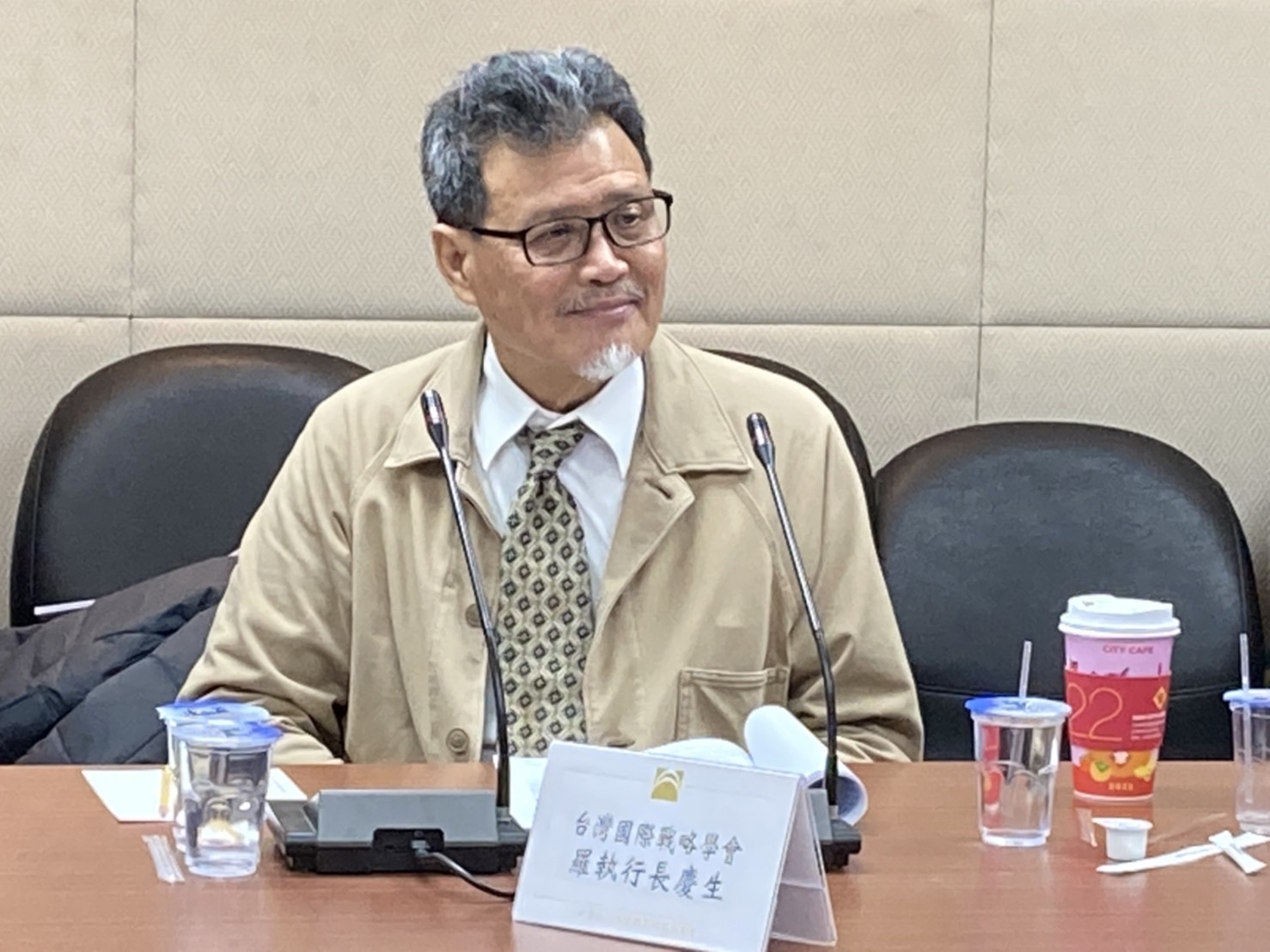 台海戰事/羅慶生:與解放軍決戰東岸 林郁方:無法改變戰爭結果 54 台灣國際戰略學會執行長羅慶生今(17)日提出「決戰東岸」的概念,他認為台海若發生戰事,台海決戰地點應放在台灣東岸。