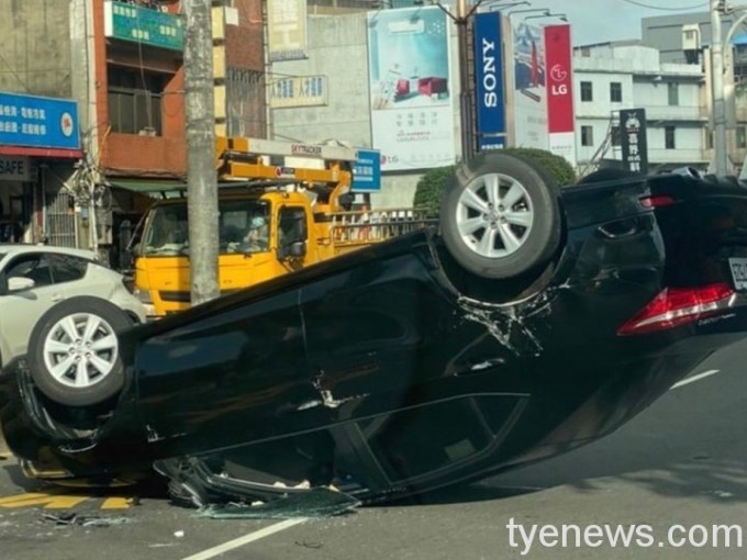 【有片】汽車失控地板抓不住 自撞安全島翻跟斗 2 未命名 1 9