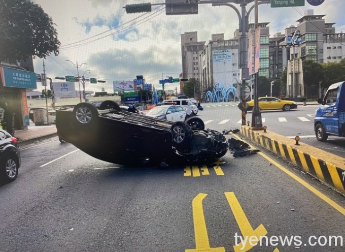 【有片】汽車失控地板抓不住 自撞安全島翻跟斗 3 S 59097140