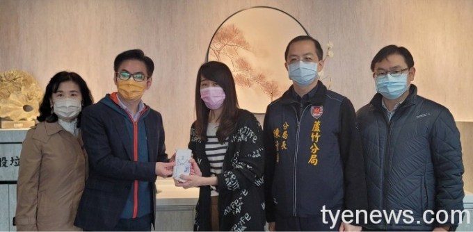 桃園景福宮主任委員簡征潭及欣桃天然氣總經理簡士善致贈10萬元協助家屬。圖:諶志明翻攝 桃園景福宮主任委員簡征潭及欣桃天然氣總經理簡士善致贈10萬元協助家屬。圖:諶志明翻攝