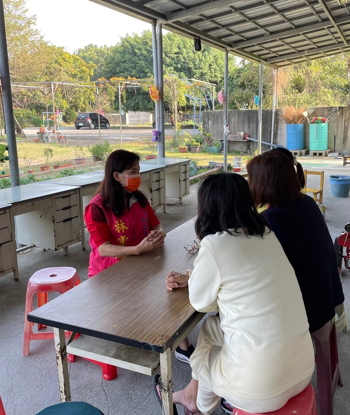 圖片說明:嘉義市西區市議員參選人林雪峰說明土地如何交換。(記者劉治強攝)