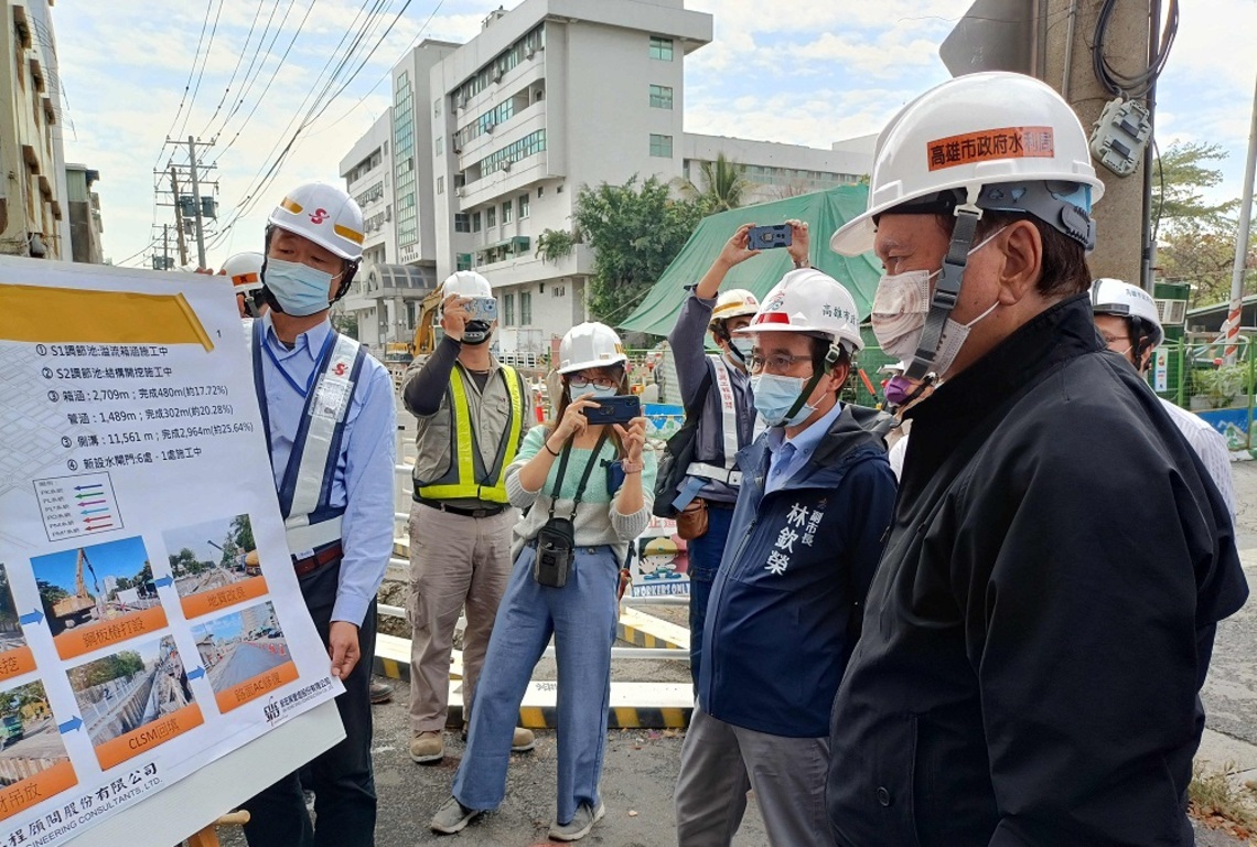 工程會吳澤成主委訪視前鎮漁港建設專案進度 林欽榮副市長簡報市府執行工程情形
