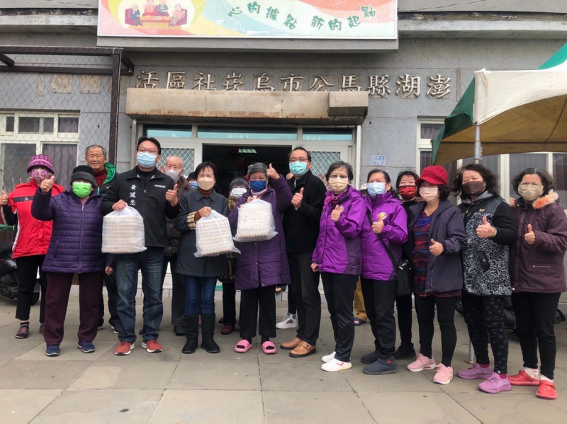 劉陳昭玲攜手老人之家致贈水餃慰訪消防弟兄及社區