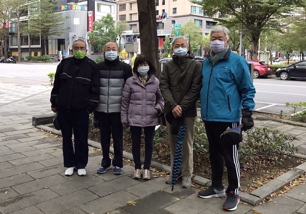 可能是 5 個人、大家站著和戶外的圖像