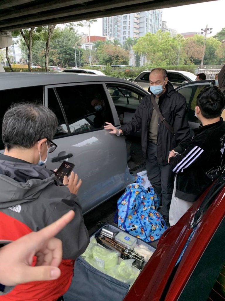 運毒自小客貨車1部、運毒行李箱1個