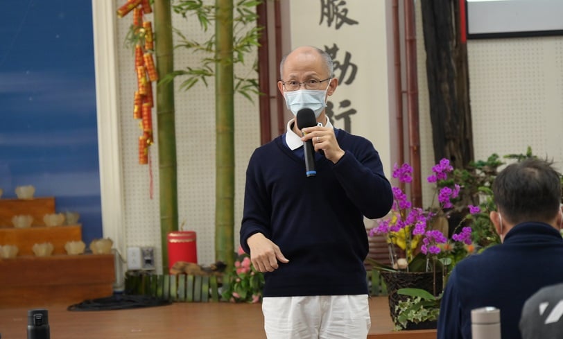 可能是 2 個人、大家站著和室內的圖像