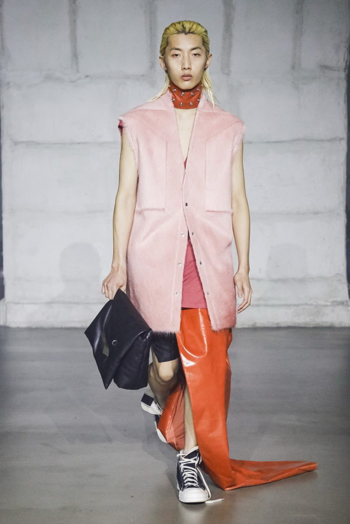 誌性加長鞋舌設計與立體圓形鞋頭，展現Rick Owens對於傳統輪廓的破格重塑，延續其一貫獨特美學