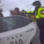 ▲惡徒持刀連續搶劫商店，竹南警獲報後，4分鐘內趕抵現場壓制、逮捕上銬 (圖/苗栗縣警察局 提供)