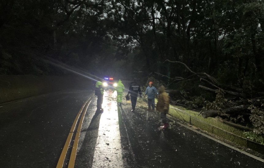 ▲通霄員警及救難協會等6人半夜合力清除路樹,迅速恢復車道雙向通行 (圖/苗栗縣警察局 提供)