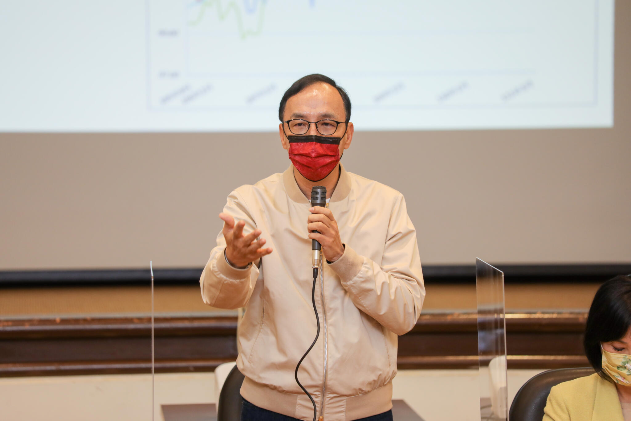 【屈彥辰專欄】國民黨需要天降奇兵 按牌理出牌全在民進黨算盤內 46 國民黨主席朱立倫被前民進黨立委沈富雄點名親徵台南市,與中廣董事長趙少康、前國民黨立委柯志恩合組「鑽石陣容」。