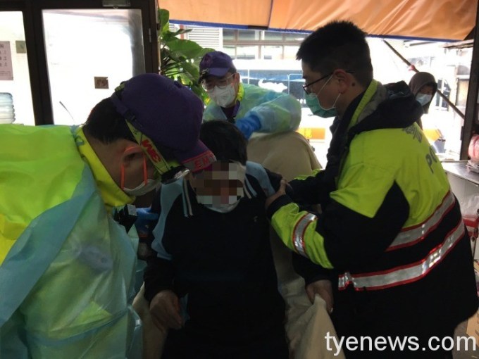 楊梅富岡警驚見老翁跌倒頭流血 助保暖送醫 16 S 1671191
