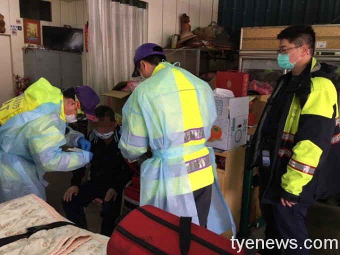 楊梅富岡警驚見老翁跌倒頭流血 助保暖送醫 17 S 1671192