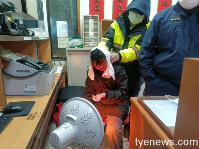 智障女遊蕩街頭淋雨 蜷縮派出所牆角險失溫 12 541164