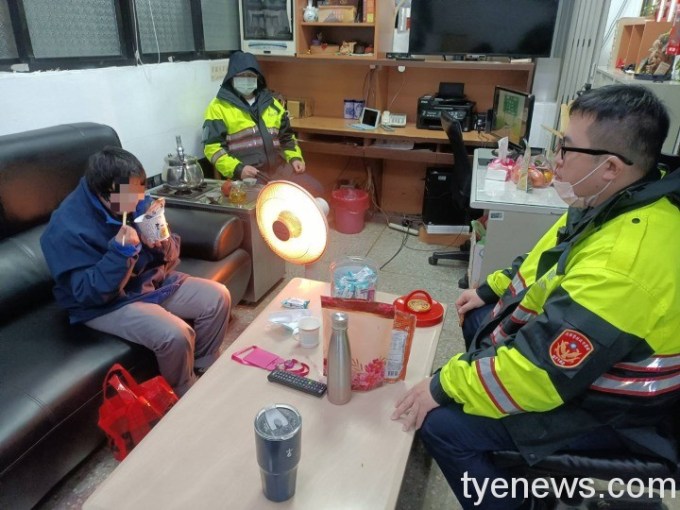 智障女遊蕩街頭淋雨 蜷縮派出所牆角險失溫 13 541163