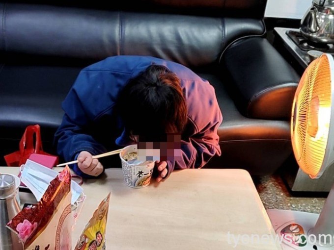 智障女遊蕩街頭淋雨 蜷縮派出所牆角險失溫 14 541160