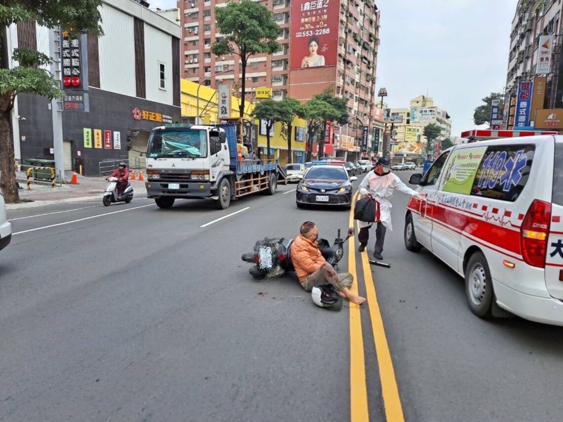 民眾車禍昏迷 保大員警協助救護送醫