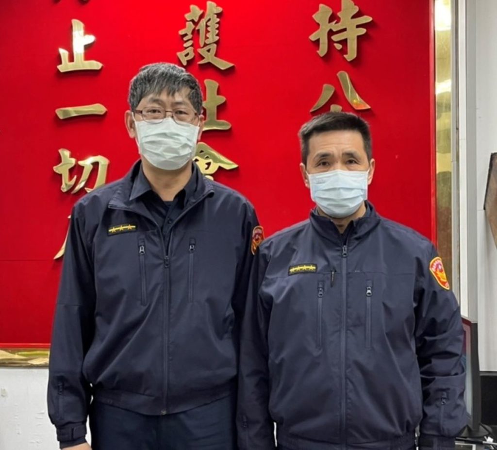 內湖派出所副所長林孝忠(右)、警員李全福(左)