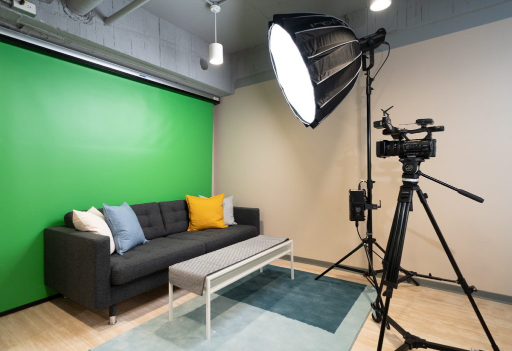 另一間Cloud Studio直播室更配備電影級綠幕背景設計,可運用合成技術讓主持人與來賓透過直播,穿越空間想像,例如來賓分享私藏的家電使用方式與情境時,背景可即時呈現手持式輕便型蒸汽熨斗如何有效消除塵蟎