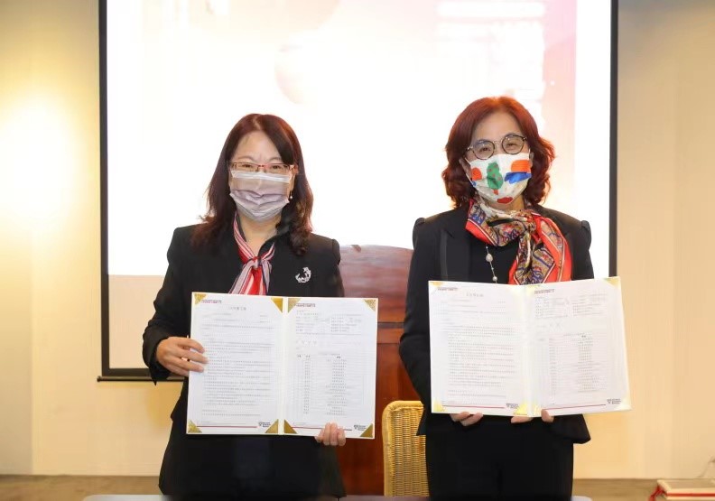 中山大學新任管理學院院長葉淑娟（左）與《哈佛商業評論》全球繁體中文版執行長楊瑪利（右）合作簽約