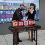 ▲台中市義交大隊舉辦「千萬粉絲交通安全有獎徵答競賽活動」,現場抽獎並在臉書直播 (圖/台中市警察局 提供)