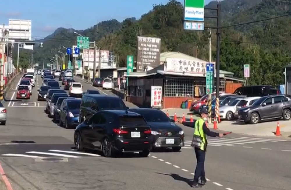 ▲迎接228和平紀念日三天連假,苗警全力加強交通疏導,維持行車順暢 (圖/苗栗縣警察局 提供)