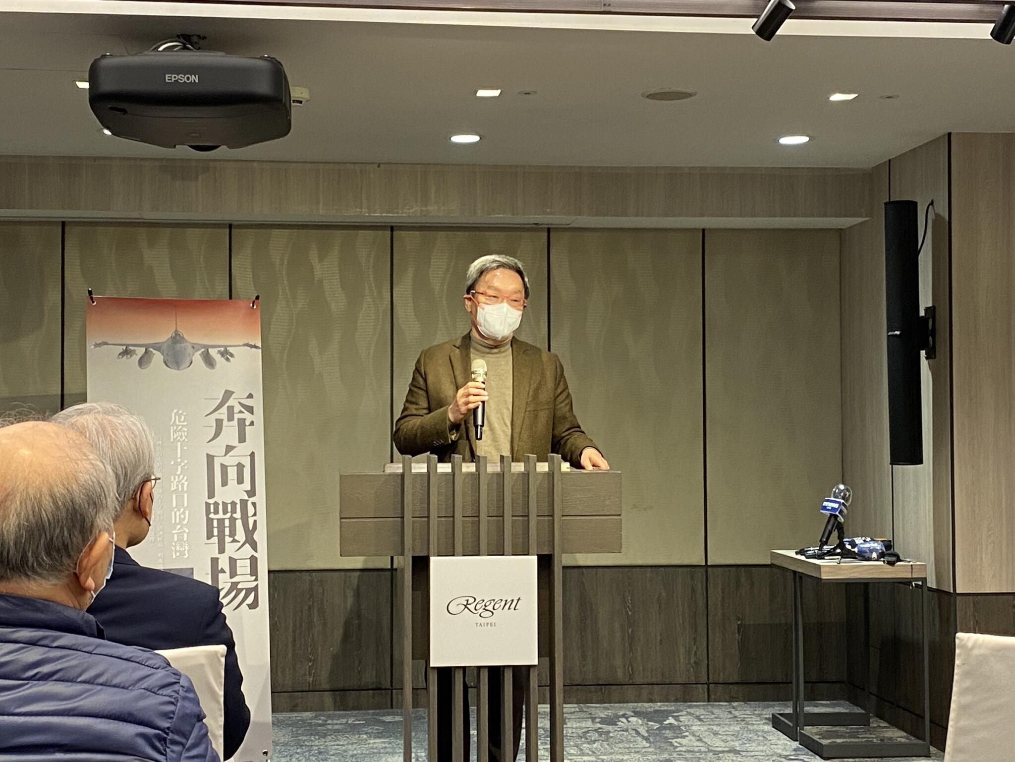 兩岸十字路/蘇起:大陸是威脅也是機會 蔡英文沒有大智慧 50 前國民黨立委丁守中今(22)日舉行《奔向戰場:危險十字路口的台灣》新書發表記者會,邀請該書作者之一的前國安會秘書長暨前陸委會主委蘇起與會。蘇起談到兩岸關係,直言大陸是威脅也是機會,而總統蔡英文沒有大智慧。