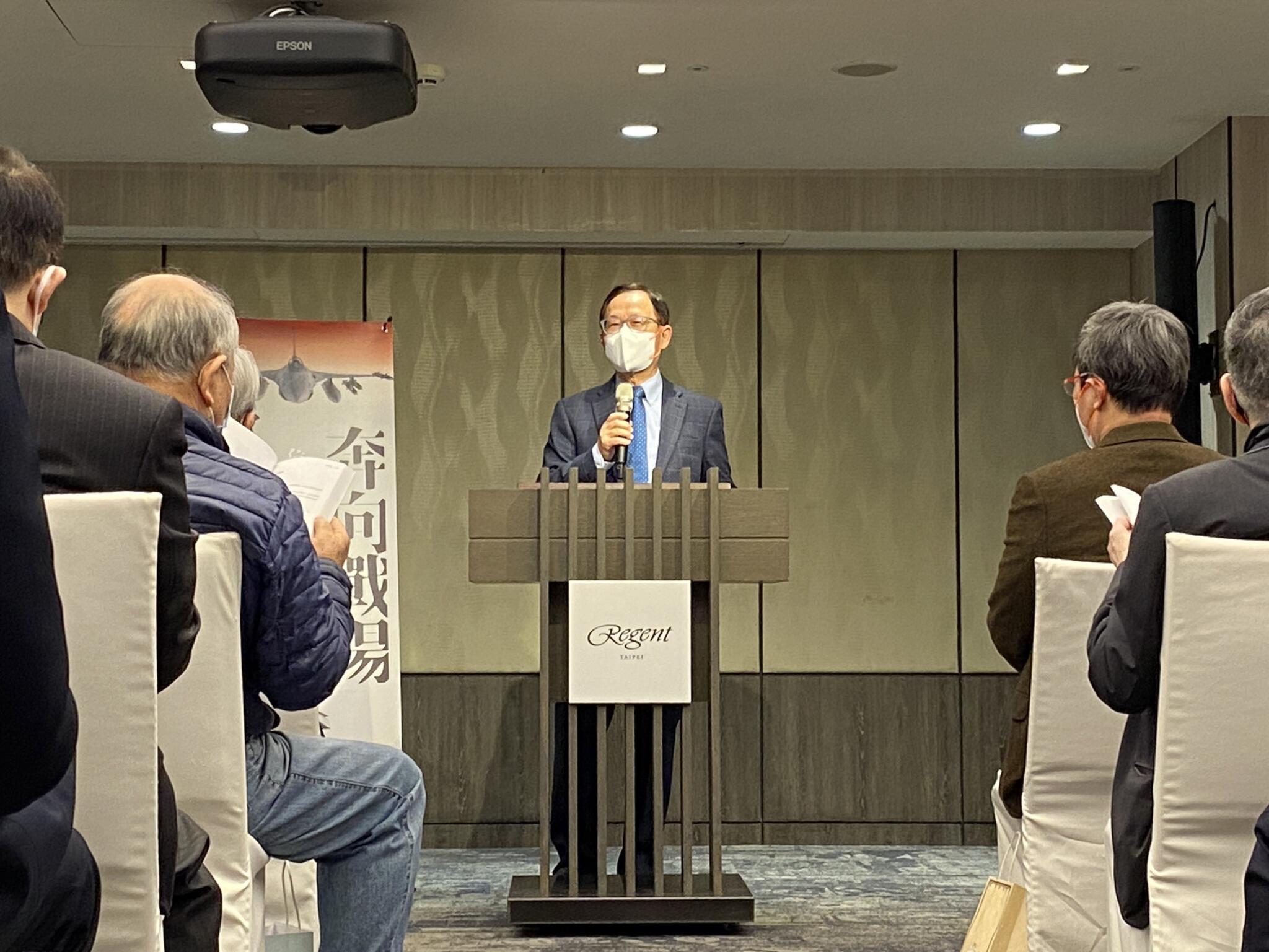 兩岸十字路/「他」呼籲習近平放棄武統 憂台灣變烏克蘭 50 前國民黨立委丁守中今(22)日發表新書《奔向戰場:危險十字路口的台灣》,丁守中呼籲中共總書記習近平放棄武統,他也擔憂西方利用政府反中台獨的心態,讓台灣變下一個烏克蘭。