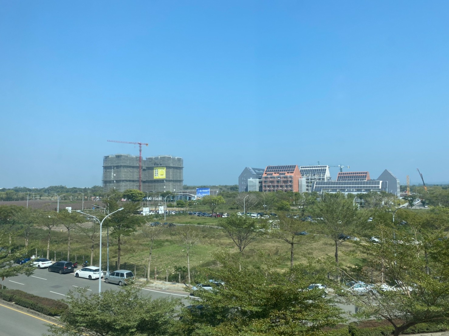 Outlet助漲重劃區房價 台南三井開幕屋主笑著等 68 目前為長房期的台南高鐵特區,每坪預售最高成交價29萬元,離3字頭路不遠矣。圖 台灣房