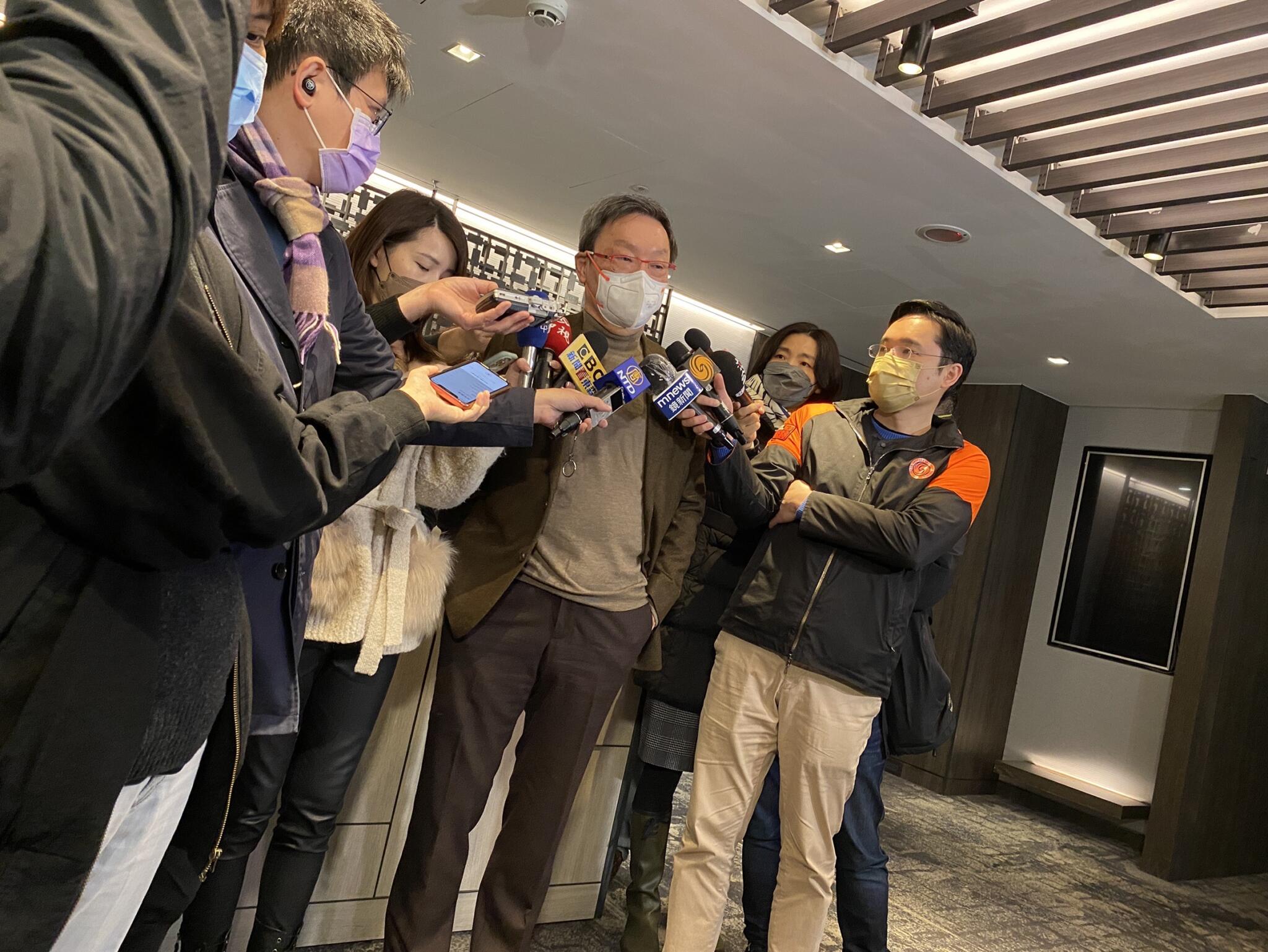 「九二共識」創造人蘇起:九二共識時代已過 兩岸沒有談判可能 48 前國民黨立委丁守中今(22)日發表新書《奔向戰場:危險十字路口的台灣》,我國前國安會秘書長、前陸委會主委且同時是「九二共識」創造人的蘇起會前受訪,坦言「九二共識時代已過」,於此同時他也批評總統蔡英文犯了最大錯誤。