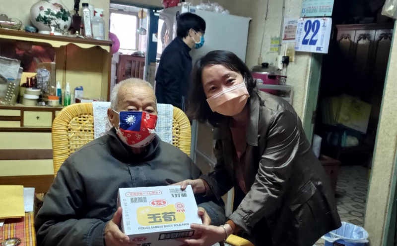 雲林縣榮服處強烈寒流中獻愛 到府送暖年長榮民眷