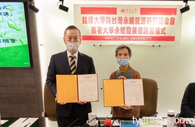 簡又新董事長(左)與沈佩蒂校長(右)簽署倡議書 簡又新董事長(左)與沈佩蒂校長(右)簽署倡議書