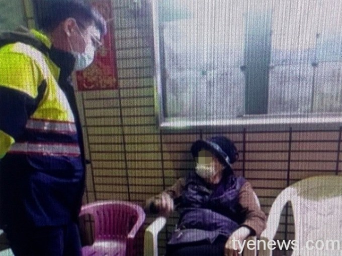 失智嬤回錯家闖社區大鬧 龜山警耐心安撫送返家 6 S 199557126