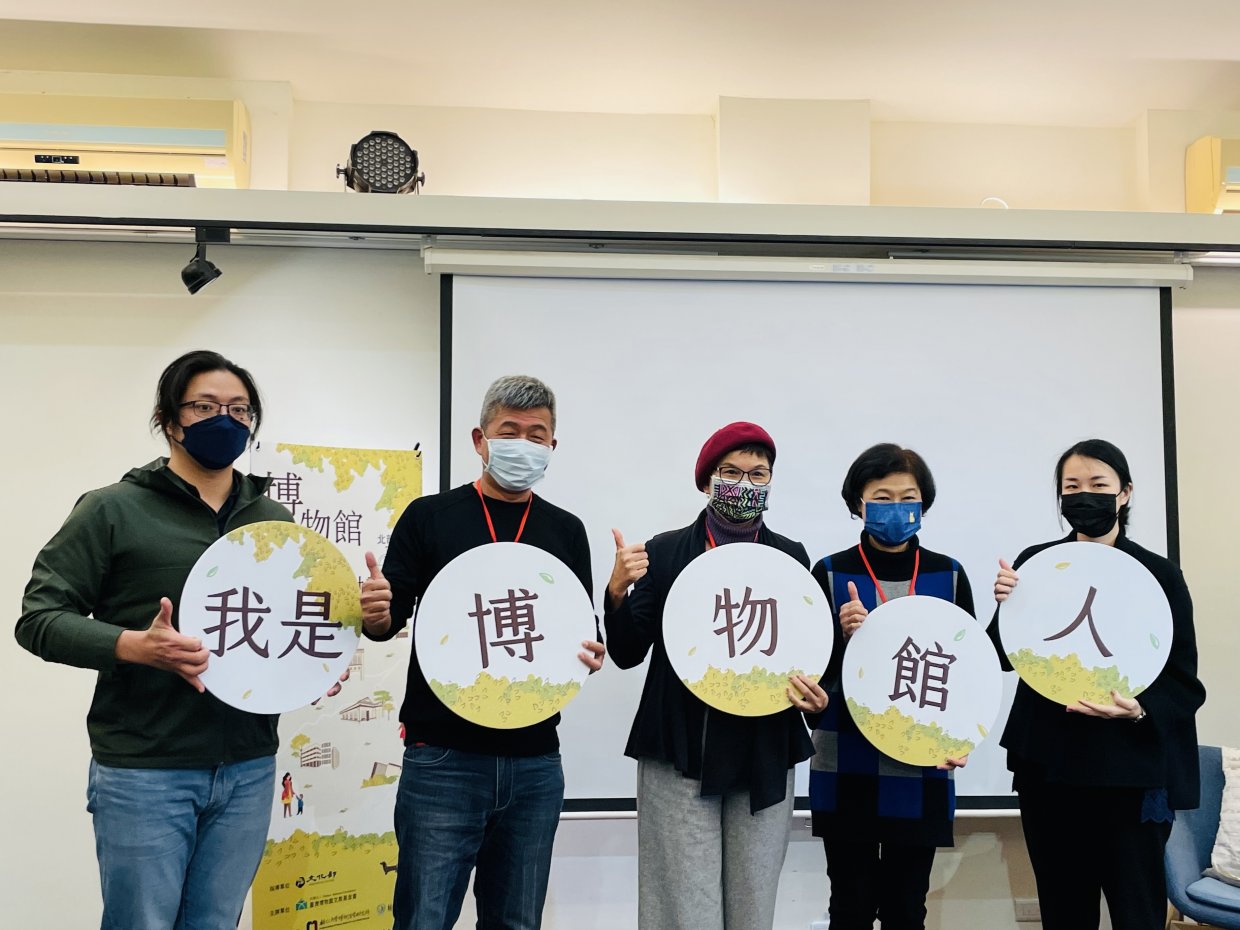 2 前鶯歌陶瓷博物館館長吳秀慈、輔仁大學博物館學研究所林秋芳教授、時藝多媒體傳播有限公司林宜標總經理、害喜影音有限公司施昀佑總監合照