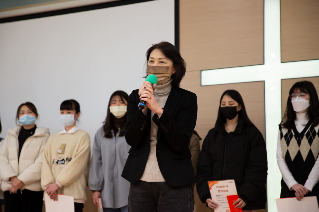 台灣世界展望會會長李紹齡稱許圓夢計畫的女孩們的努力,勉勵她們未來畢業也成為傳愛的交棒人!(照片提供:台灣世界展望會)