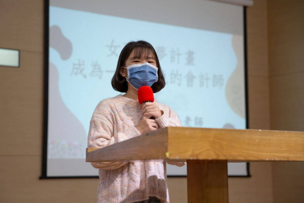19日舉行的女孩圓夢計畫成果發表會,17名女孩們向圓夢導師們分享培訓以來在各領域的學習成果及心得。(照片提供:台灣世界展望會)