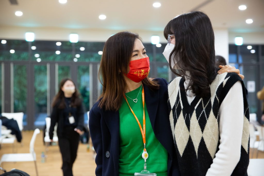 台灣世界展望會董事長鄒開蓮也參與此計畫,她表示這世代女孩很有想法,並對女孩說:「在組成人生夢想的旅程中,女孩們,相信 you are not alone!」(照片提供:台灣世界展望會)