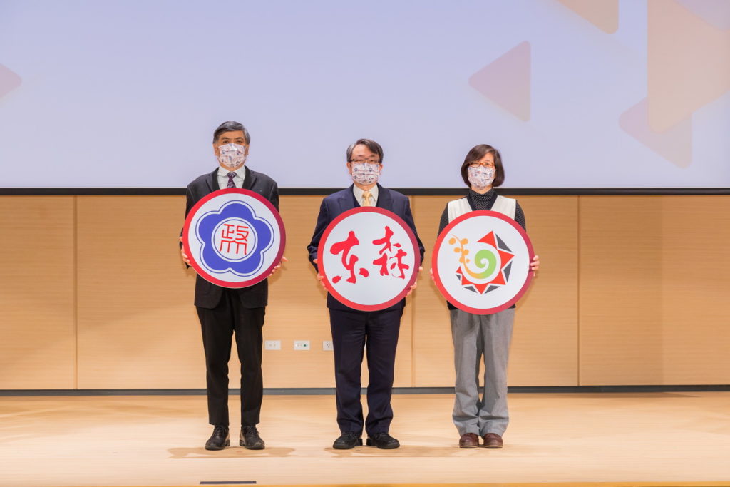 由國立政治大學與東森集團攜手贊助製作的原住民文化紀錄節目《部落抓風味》將於3月5日晚間9點正式於ETtoday首播,今(23)日舉行開播記者會。(圖左起政大校長郭明政、東森集團副總裁廖尚文和原民會經濟發展處蔡妙凌副處長)。