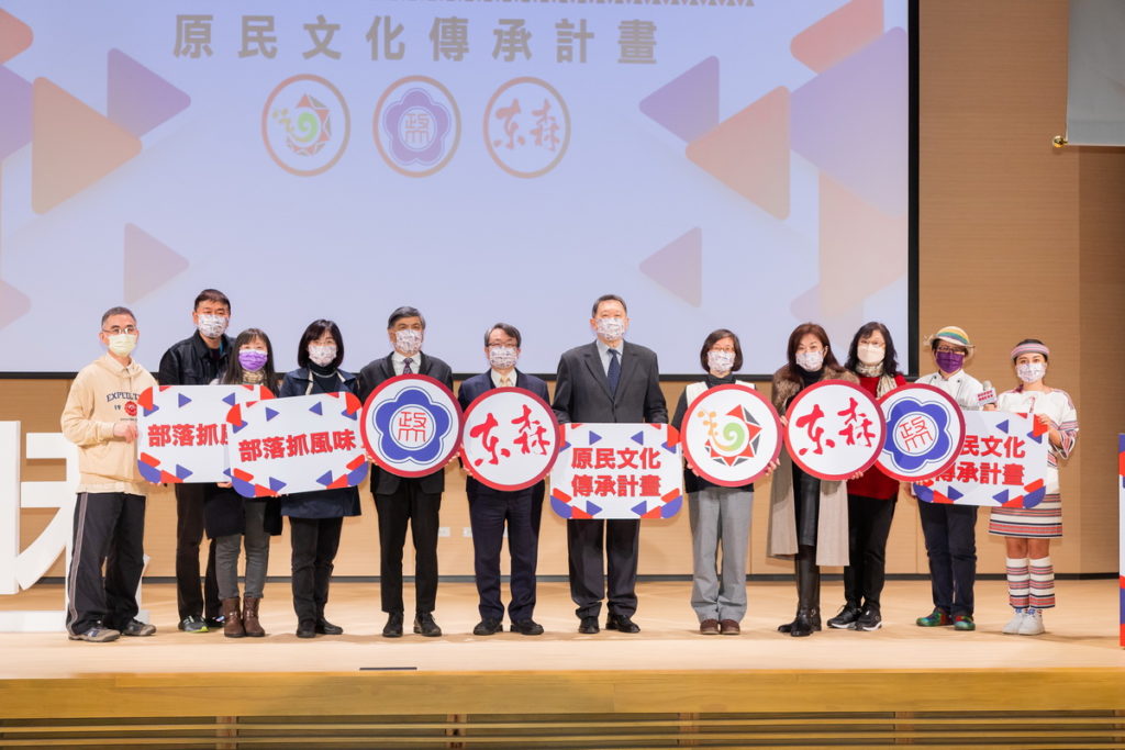 原住民文化紀錄節目《部落抓風味》將於3月5日晚間9點正式於ETtoday首播,今(23)日舉行開播記者會,政大校長郭明政(左5)、東森集團副總裁廖尚文(左6)和原民會經濟發展處蔡妙凌副處長(右5)蒞臨參與活動。