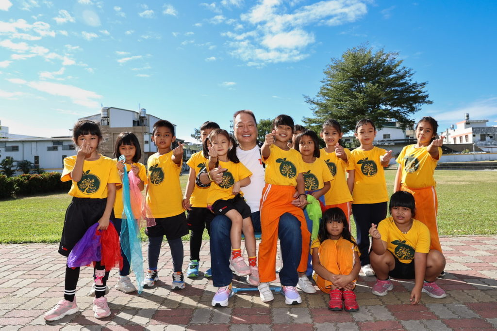 東森集團長期投入原住民慈善活動,自2007年實施原住民學童「愛的早餐」服務,迄今已是第16年,幫助近3萬名部落孩童。圖為東森爸爸王令麟親赴台東豐年國小陪孩子製作愛的早餐。
