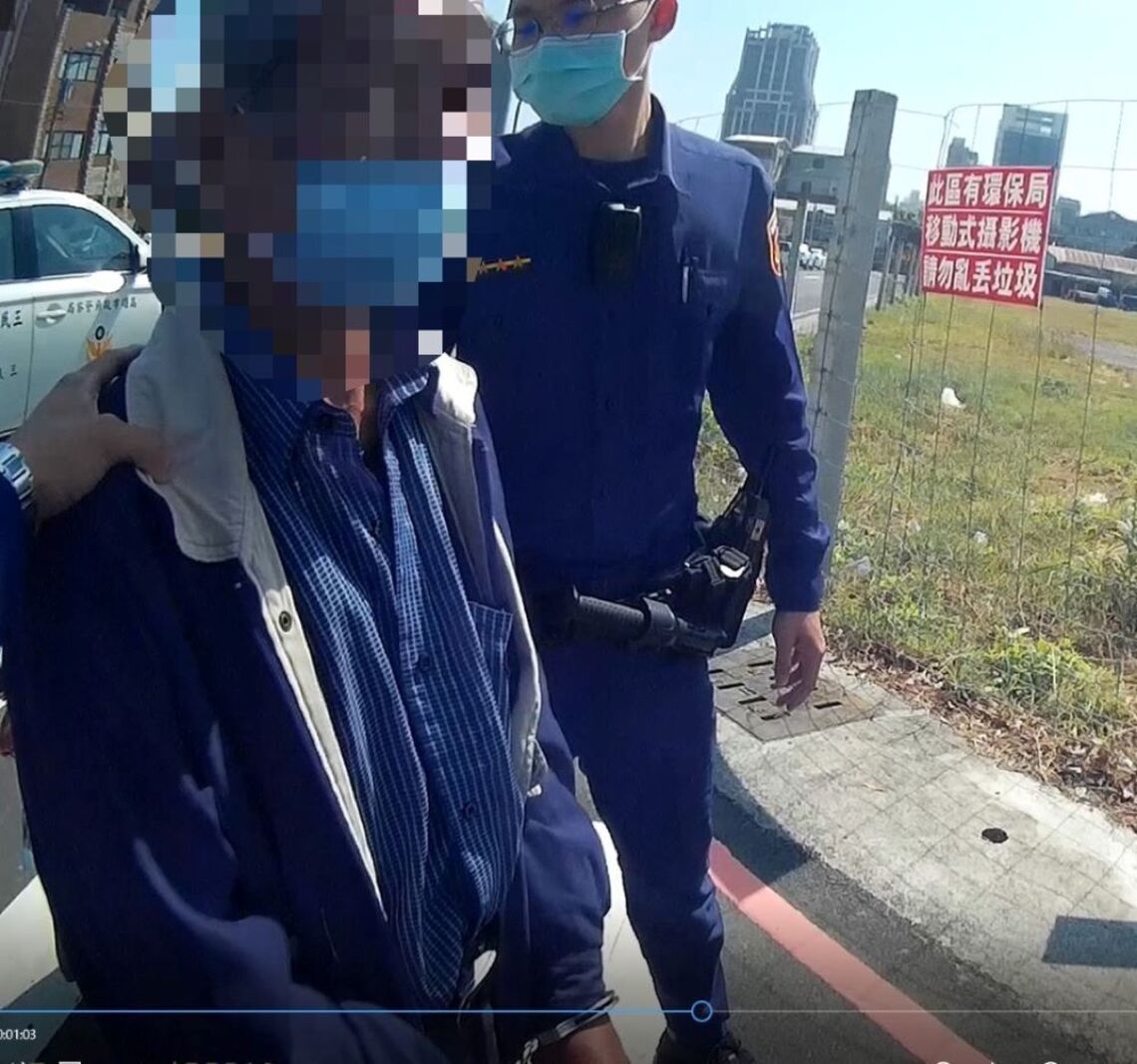 阿伯出事了！員警面前闖紅燈 通緝犯當場自投羅網