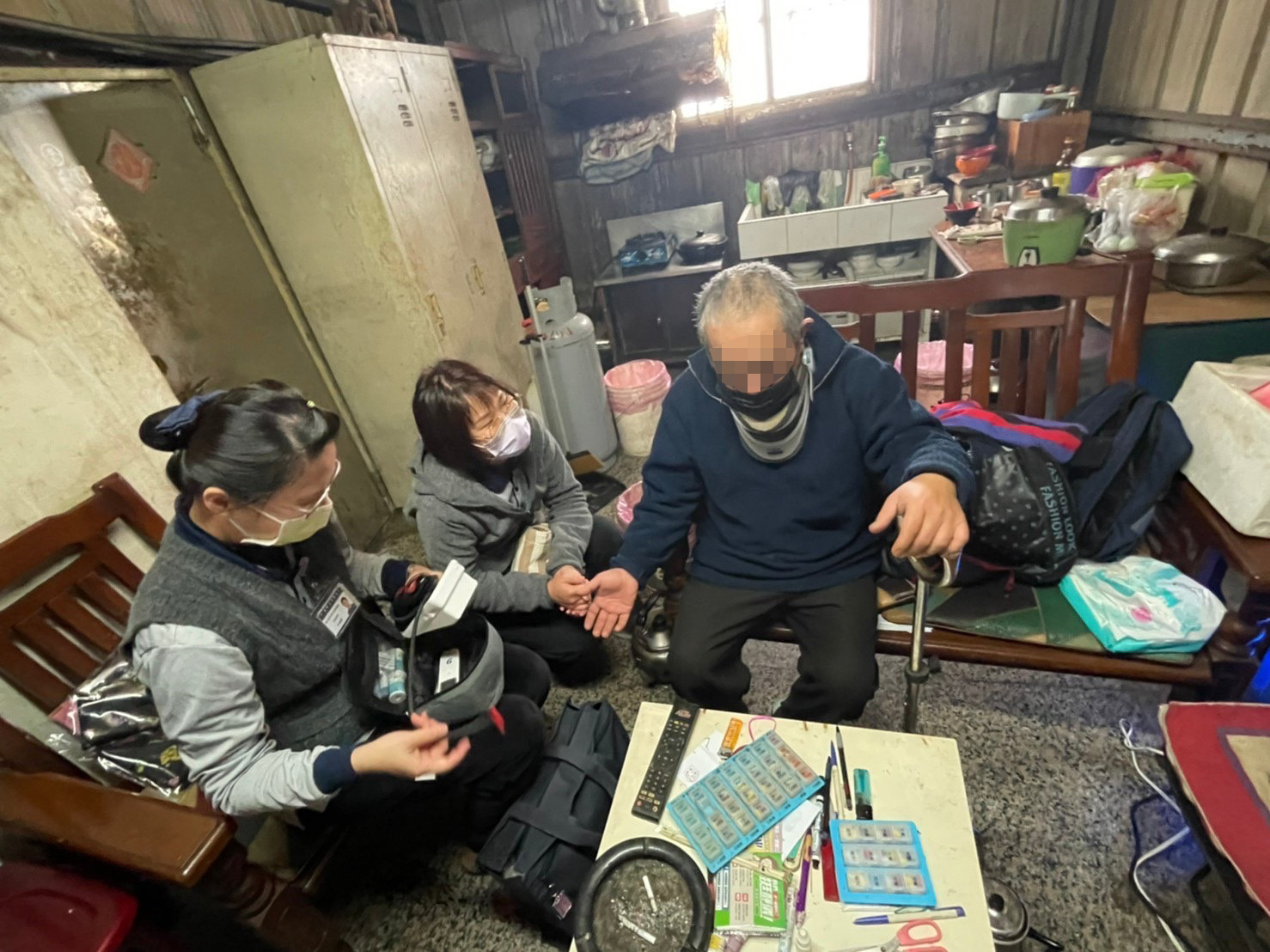 慈濟長照中心各地居服員及照服員逐戶關懷並送上禦寒物資。